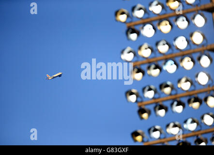 Cricket - NatWest t20 Blast - Southern Division - Surrey / Kent - Kia Oval. Ein Flugzeug von British Airways fliegt über das Kia Oval Stockfoto