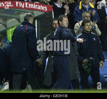 Chelsea-Manager Jose Mourinho schüttelt sich nach dem Premiership-Spiel von Barclay in Stamford Bridge die Hände mit Arsenal-Manager Arsene Wenger (L). Stockfoto