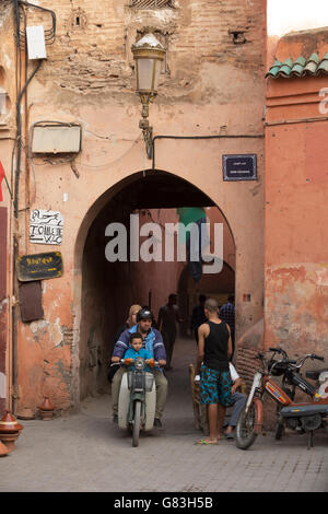 Lokale Einwohner und Touristen Strich durch die engen Gassen von Marrakesch Medina, Marokko. Stockfoto