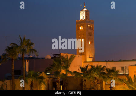 Eine Minarett der Koutoubia-Moschee steht hoch über dem Marrakesch Medina, Marokko. Stockfoto