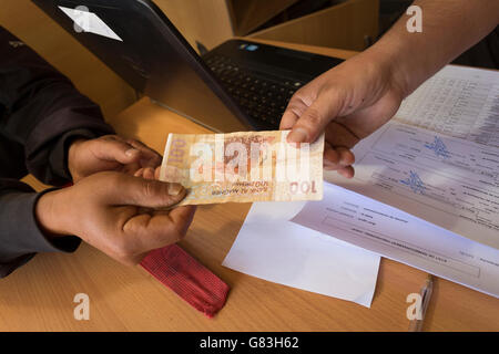 Eine mobile Bank ist von der Rückseite eines Transporters in der Stadt Ouaouezeet, in Azilala Provinz, Marokko tätig. Stockfoto