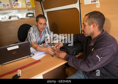 Eine mobile Bank ist von der Rückseite eines Transporters in der Stadt Ouaouezeet, in Azilala Provinz, Marokko tätig. Stockfoto