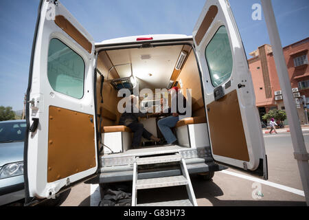 Eine mobile Bank ist von der Rückseite eines Transporters in der Stadt Ouaouezeet, in Azilala Provinz, Marokko tätig. Stockfoto