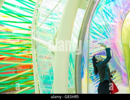 Ein Gast macht ein Foto während einer privaten Ansicht des Serpentine Pavilion 2015, entworfen von Selgascano, in der Serpentine Gallery, Kensington Gardens, London. Stockfoto