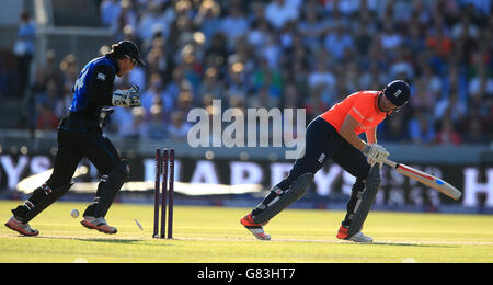 Der Engländer Jonny Bairstow wird von Neuseelands Mitchell Santner während der Nets-Session im Emirates Old Trafford, Manchester, gebettet. Stockfoto