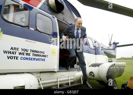 Der konservative Führer Michael Howard trifft sich während seines Besuchs in Treetops Housing Development mit Käuferfamilien zum ersten Mal. Stockfoto