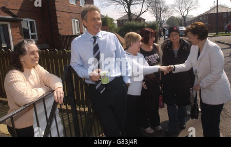 Allgemeiner Wahlkampf 2005 - Arbeit - Turf Hill Estate. Der britische Premierminister Tony Blair trifft die Bewohner. Stockfoto