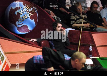 Snooker - Embassy World Championship 2005 - zweite Runde - Stephen Hendry / Anthony Hamilton - The Crucible. Anthony Hamilton sieht zu, wie Stephen Hendry auf den Punkten stapelt, um die Punktzahl bis zum mittleren Sitzungsintervall auf 3-1 zu bringen Stockfoto