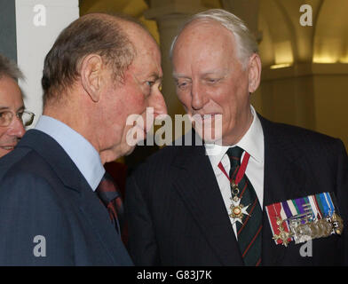 Der Herzog von Kent (links), der die königliche Familie vertritt, spricht mit General Gary Johnson, der während des Konflikts in Südostasien die Ghurka-Gewehre in Malaya und Borneo kommandierte. Stockfoto