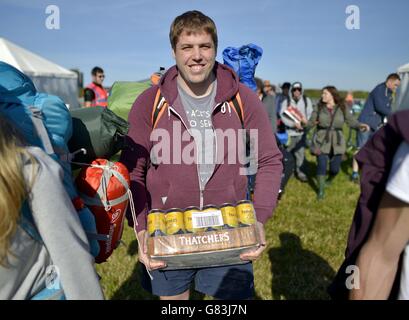 Festivalbesucher kommen zum Glastonbury Festival, auf der Worthy Farm in Somerset. Stockfoto