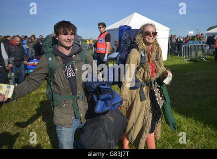 Glastonbury Festival 2015 - Vorbereitungen. Festivalbesucher kommen beim Glastonbury Festival auf der Worthy Farm in Somerset an. Stockfoto