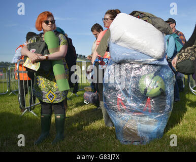 Glastonbury Festival 2015 - Vorbereitungen. Festivalbesucher kommen beim Glastonbury Festival auf der Worthy Farm in Somerset an. Stockfoto