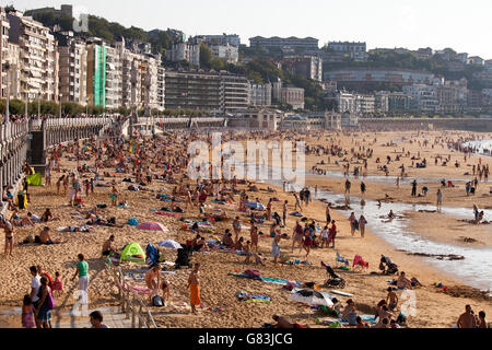 Urlauber am Strand La Concha, San Sebastian Stockfoto