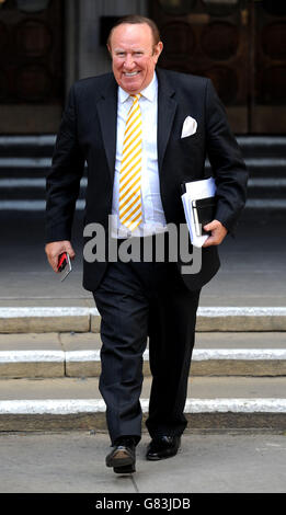 Der Sonntag Politik zeigen Moderator Andrew Neil verlässt den Royal Courts of Justice in London. Stockfoto