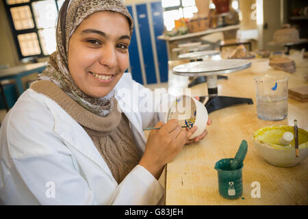 Ein Student arbeitet in der Keramikwerkstatt am Institut der traditionellen Künste in Fez, Marokko. Stockfoto