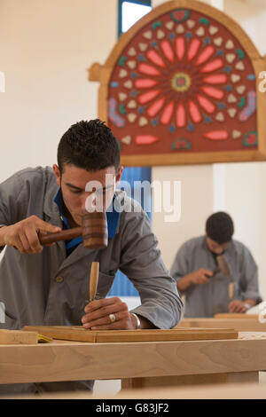 Schüler üben in der Holzbearbeitung Klasse am Institut der traditionellen Künste in Fez, Marokko. Stockfoto