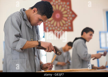 Schüler üben in der Holzbearbeitung Klasse am Institut der traditionellen Künste in Fez, Marokko. Stockfoto