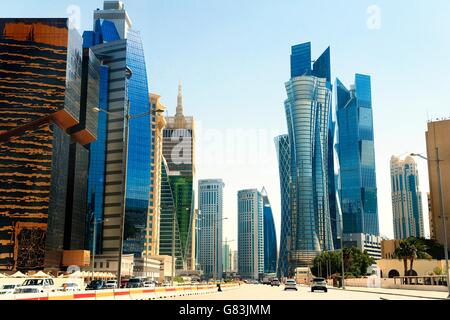 Zentralen Doha, Qatar. Kultige Hochhaus auf Majlis Al Taawon St. gehören Golden Bay Tower, Palm Twin Tower und islamische Bank Tower Stockfoto