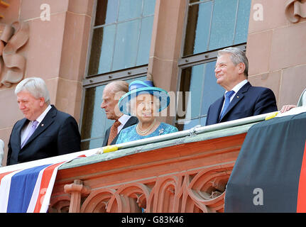 Der Herzog von Edinburgh, Königin Elisabeth II. Und Bundespräsident Joachim Gauck (rechts) erscheinen am zweiten Tag eines viertägigen Staatsbesuches der Königin in Deutschland auf dem Balkon des Romer (Rathaus) im Zentrum Frankfurts. Stockfoto