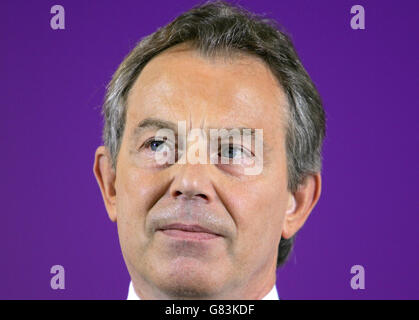 Allgemeiner Wahlkampf 2005 - Arbeit - Dover. Der britische Premierminister Tony Blair in Dover Port. Stockfoto