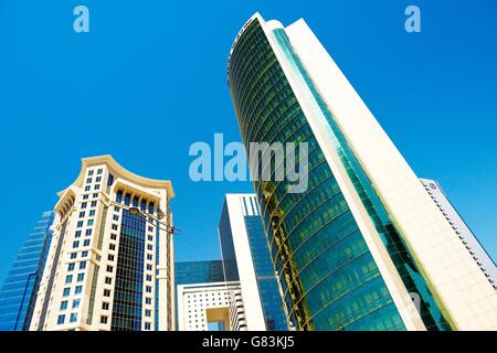 Innenstadt West Bay Area von Doha, Katar. Majlis Al Taawon Street. Links ist Burj Al Qassar Turm rechts Ausschuss Olympiaturm Stockfoto