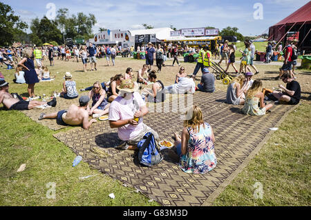 Festivalbesucher genießen das heiße Wetter beim Glastonbury Festival auf der Worthy Farm in Somerset. DRÜCKEN SIE VERBANDSFOTO. Bilddatum: Donnerstag, 25. Juni 2015. Bildnachweis sollte lauten: Ben Birchall/PA Wire Stockfoto