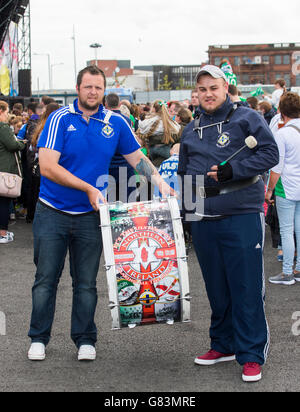 Mitglieder des 1. Finaghy Nordirland Supporters Club tragen die Vereine Bassdrum Stadium der Titanic Fanzone vor Nordirland Team Heimkehr nach Belfast von der Europameisterschaft 2016 in Frankreich. Stockfoto