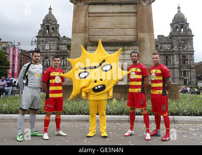 Partick Thistles (links-rechts) Thomas Cerny, Kris Doolan, Dan Seaborne und Ryan Stevenson bringen ihr Heimtrikot aus dem Jahr 2015/16 mit ihrem Mascot Kingsley auf den Markt, der von dem für den Turner Prize nominierten Künstler und David Shrigley in George Square, Glasgow, entworfen wurde. Stockfoto