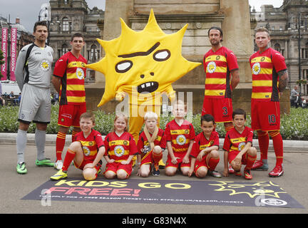 Partick Thistles (links-rechts) Thomas Cerny, Kris Doolan, Dan Seaborne und Ryan Stevenson bringen ihr Heimtrikot aus dem Jahr 2015/16 mit ihrem Mascot Kingsley auf den Markt, der von dem für den Turner Prize nominierten Künstler und David Shrigley in George Square, Glasgow, entworfen wurde. Stockfoto