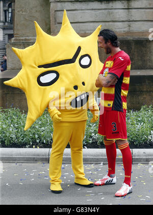 Dan Seaborne von Partick Thistle bringt das Heimtrikot 2015/16 von Partick Thistle mit dem Mascot Kingsley auf den Markt, der von dem für den Turner Prize nominierten Künstler und David Shrigley in George Square, Glasgow, entworfen wurde. Stockfoto