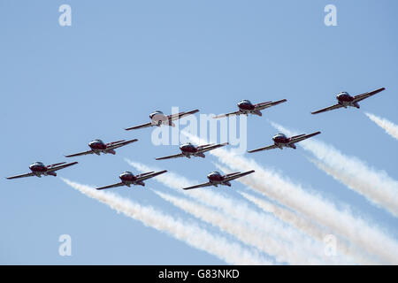 Neun kanadische Snowbirds Flugzeuge Praxis für die Quinte International Air Show über CFB Trenton am 24. Juni 2016. Stockfoto