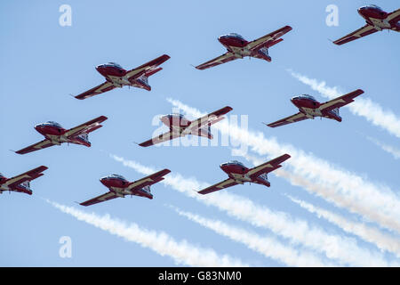 Neun kanadische Snowbirds Flugzeuge Praktiken für die Quinte International Air Show über CFB Trenton am 24. Juni 2016. Stockfoto