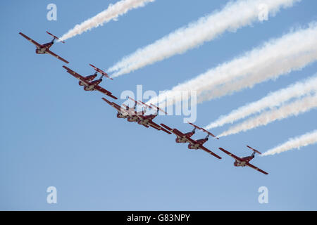 Neun kanadische Snowbirds Flugzeuge Praktiken für die Quinte International Air Show über CFB Trenton am 24. Juni 2016. Stockfoto