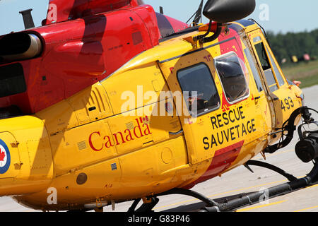 Eine Such- und CH-160 Griffon Hubschrauber steht auf dem Rollfeld in CFB Trenton in Trenton, Ontario, am 16. Juni 2016 bereit. Stockfoto