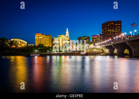 Die Skyline der Innenstadt und des Gründers Bridge bei Nacht, in Hartford, Connecticut. Stockfoto