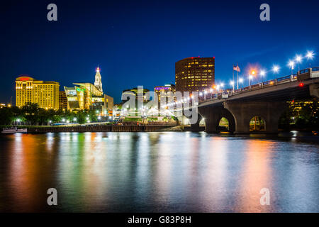 Die Skyline der Innenstadt und des Gründers Bridge bei Nacht, in Hartford, Connecticut. Stockfoto