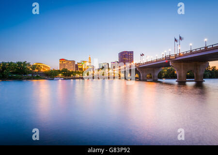 Die Skyline der Innenstadt und des Gründers Brücke bei Sonnenuntergang, in Hartford, Connecticut. Stockfoto