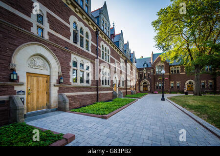 Gehweg und die Long Walk Gebäude am Trinity College in Hartford, Connecticut. Stockfoto