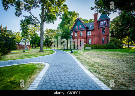 Gehwege und Allan K Smith Center for Writing and Rhetorik am Trinity College in Hartford, Connecticut. Stockfoto