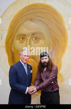 Der Prinz von Wales schüttelt sich die Hände mit dem Künstler Adrian Iurco (rechts), nachdem er ihm für seine Arbeit den Cicli Tiri-Preis überreicht hatte, während er an der Abschlussschau der Prince's School of Traditional Arts in Shoreditch, London, teilnahm. Stockfoto