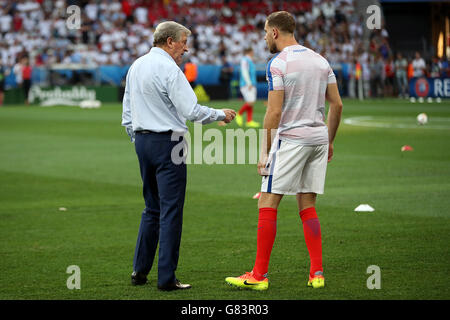 England-Manager Roy Hodgson (links) spricht mit Englands Jordan Henderson vor der Runde der 16 Spiel im Stade de Nice, Nizza, Frankreich. Stockfoto