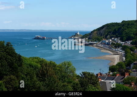 Bei Flut mit Bucht und Dorf, Leuchtturm und Lifeboat Station am Pier, Swansea Bay Website von Tidal Lagoon murmelt Stockfoto