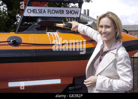 BBC TV-Nachrichtenmoderatorin Sophie Raworth nennt den jüngsten Neuzugang der RNLI-Flotte während einer Zeremonie in London. B-802, bekannt als Chelsea Flower Show, wird der RNLI-Hilfsflotte zugeteilt und ist das erste Boot der Atlantic 85-Klasse, das seinen Dienst sehen wird. Stockfoto