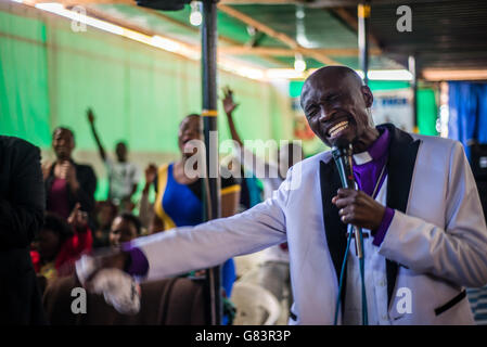 Prophet Katebe spricht mit Gemeindemitgliedern während eines Gottesdienstes in Livingstone, Sambia. Stockfoto