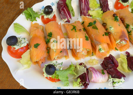 Wunderbare und köstliche geräucherter Lachs Brötchen mit Salat Tomaten Oliven und Käse Stockfoto