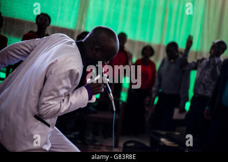 Prophet Katebe spricht mit Gemeindemitgliedern während eines Gottesdienstes in Livingstone, Sambia. Stockfoto