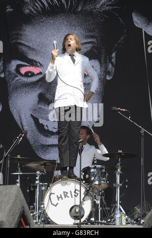 Pelle Almqvist of the Hives tritt beim Calling Festival auf, das am Clapham Common in Südlondon stattfindet. Stockfoto