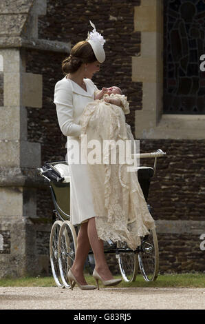 Die Herzogin von Cambridge trägt Prinzessin Charlotte, als sie in der Kirche St. Mary Magdalene in Sandringham, Norfolk, ankommt, da Prinzessin Charlotte vor der Königin und nahen Familie getauft wird. Stockfoto