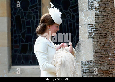 Die Herzogin von Cambridge trägt Prinzessin Charlotte, als sie in der Kirche St. Mary Magdalene in Sandringham, Norfolk, ankommt, da Prinzessin Charlotte vor der Königin und nahen Familie getauft wird. Stockfoto