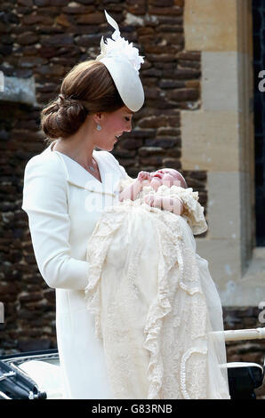 Die Herzogin von Cambridge trägt Prinzessin Charlotte, als sie in der Kirche St. Mary Magdalene in Sandringham, Norfolk, ankommt, da Prinzessin Charlotte vor der Königin und nahen Familie getauft wird. Stockfoto